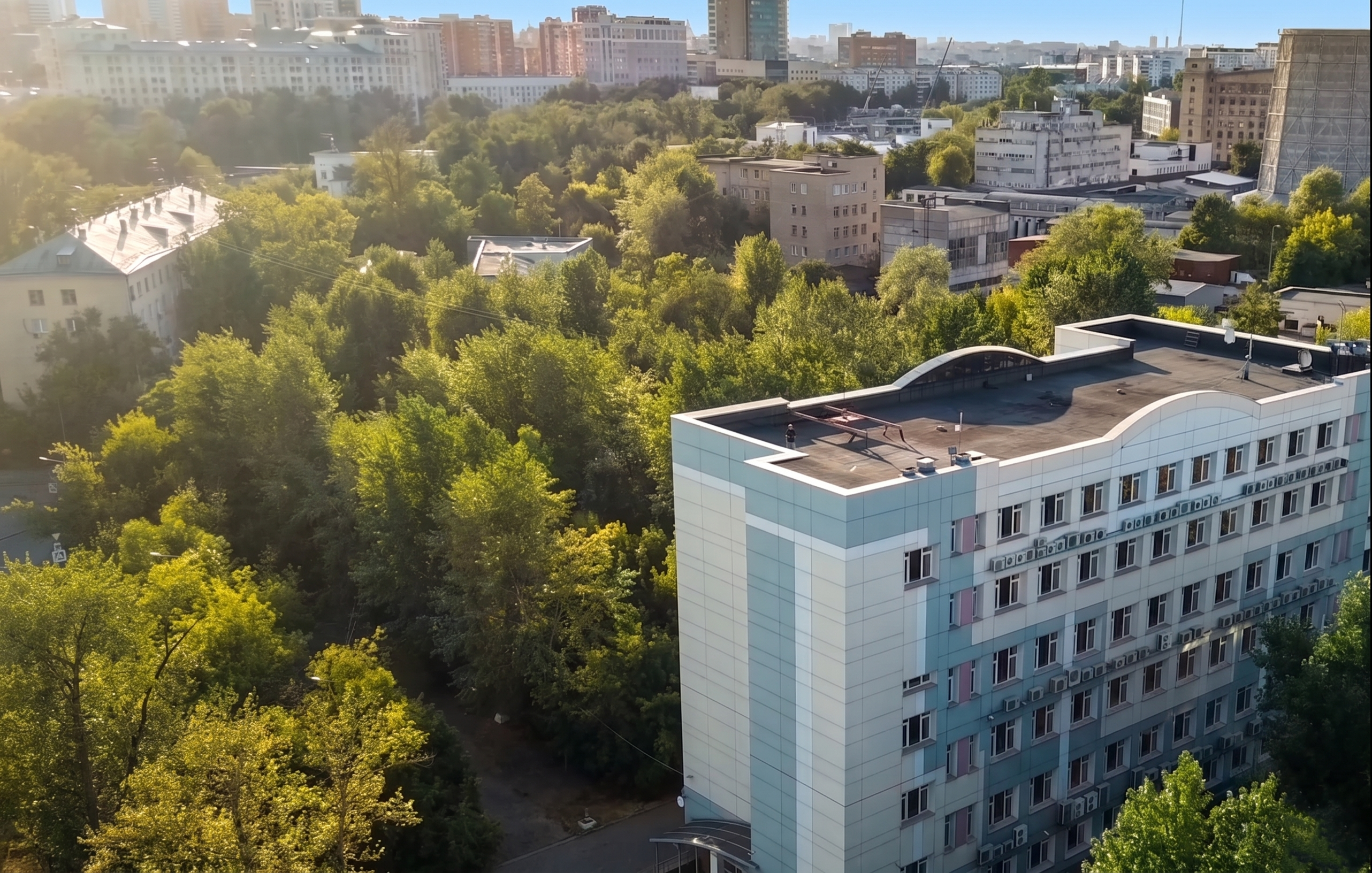 Вид на здание бизнес-центра и зеленый район